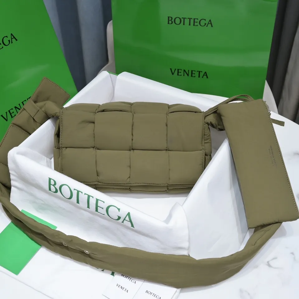 #𝐂𝐀𝐒𝐒𝐄𝐓𝐓𝐄 Nylon tofu tofu bag This Cassette is so cute, its cute appearance does not affect its practicality and the capacity is good! The fabric is low-key and very textured, suitable for daily wear with casual wear. The cross-woven design of the wide cloth is really stunning. The bag has a puffy shape and feels like a piece of tofu. It can be worn on one shoulder, cross-body or as a waist bag. You can also adjust the shoulder strap to the size of the bag under the armpit, so you can have it all! S30x15cm【8951#】real shot